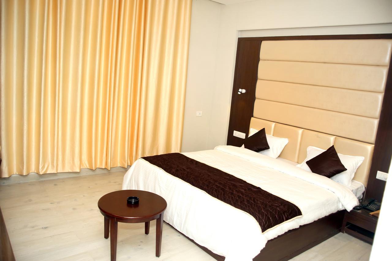 Hotel Lavanya Palace Ratlām Extérieur photo